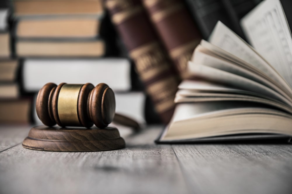 trust-lawyer-consulting-client